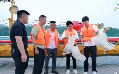 董宇辉今晚在评论区活跃的很[笑着哭]网友都叮嘱他，把奖品带直播间，但是据说宇辉走时