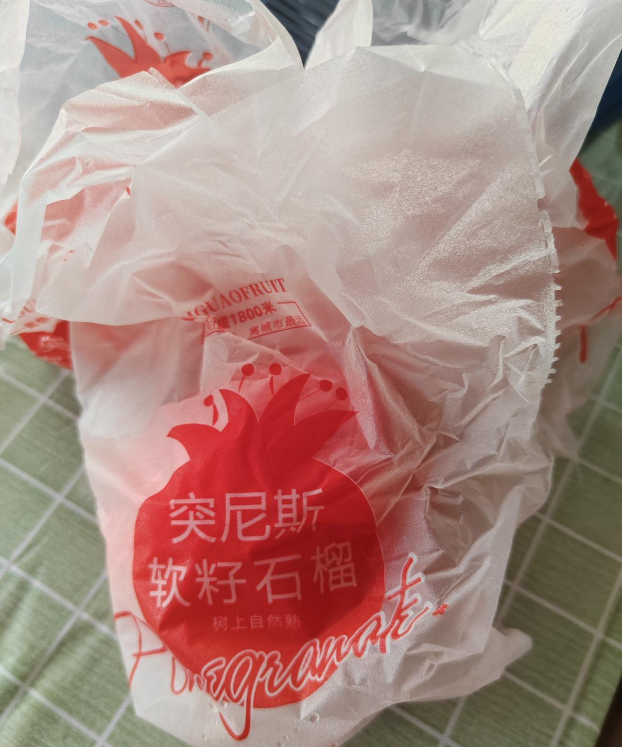 中秋前后，湖南衡阳满大街都是卖石榴的。这种大面积在北方生长的水果这几年在衡阳，