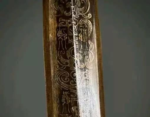 中国古代兵器上的花纹只是好看？其实藏着锻造的秘密。逛博物馆看古代兵器时，刀啊剑