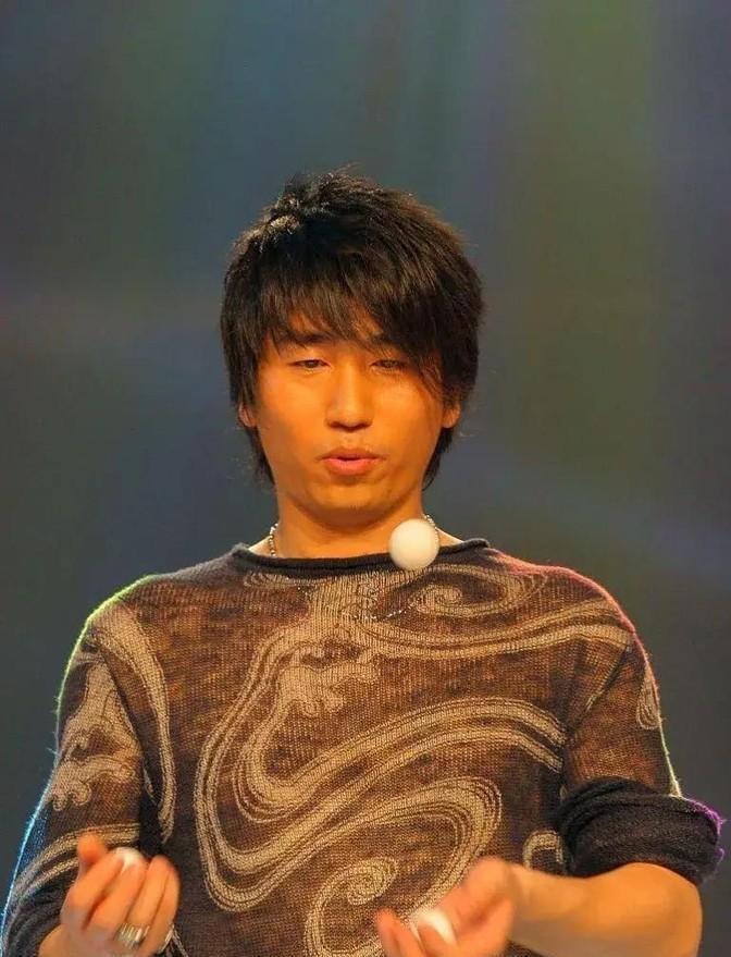 2003年，《金粉世家》的制片人想让齐秦唱《暗香》，但三宝却说：“给我500万，