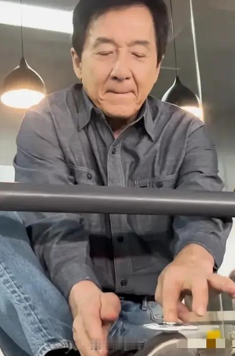 2026年1月，71岁的成龙上了热搜。不是丑闻，比丑闻更震撼。他当着镜头坦然承认