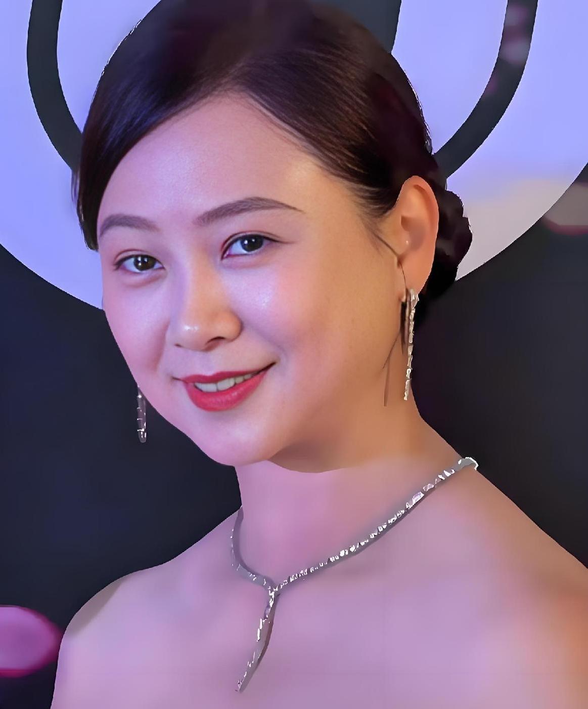 谁说明明拿了一手“学霸世家”的好牌，偏要闯荡娱乐圈？翁虹就是。现在身材丰满圆润，