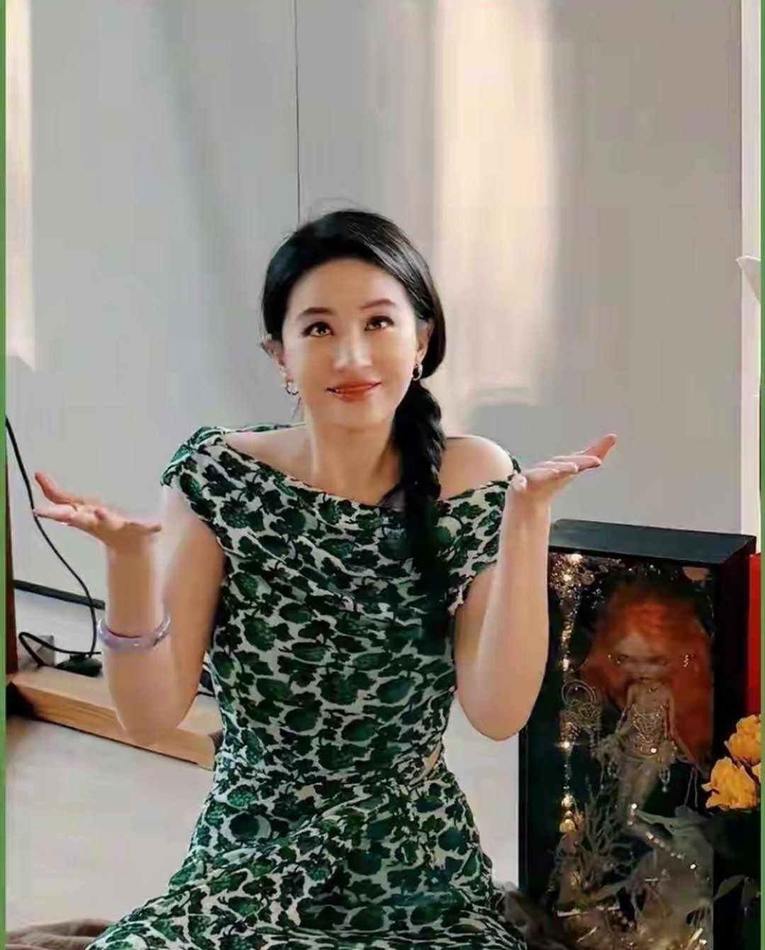 38岁刘亦菲过生日，穿绿色碎花连衣裙，好美，不愧为神仙姐姐！！