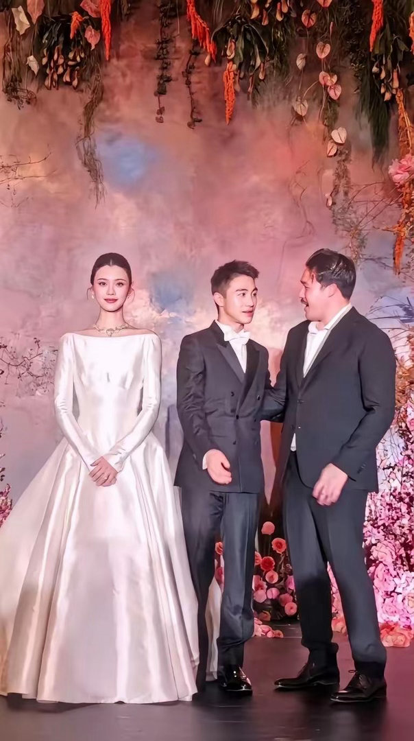 奚梦瑶未婚先孕我可以理解，奚梦瑶补办婚礼我也可以理解。但让我理解不了的是，怎么孩子都两个，都7、8岁
