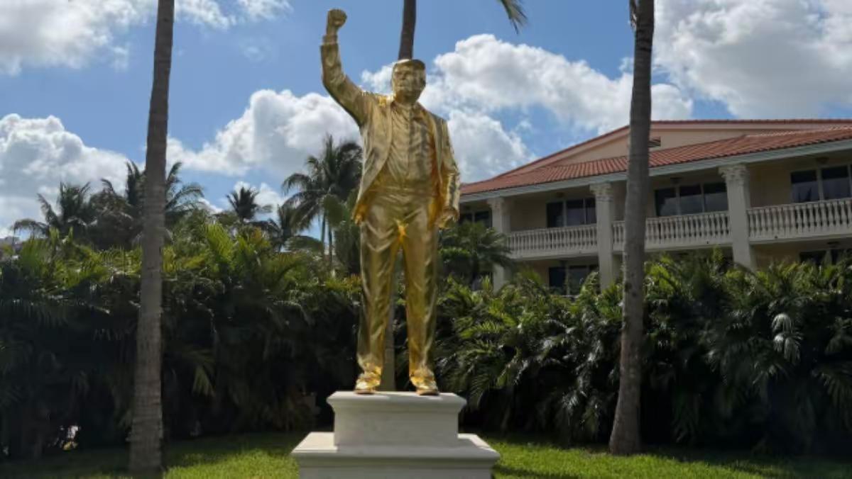 特朗普6.7米高镀金巨型雕像正式揭幕，彻底引爆美国舆论，这波自我包装的操作，简直