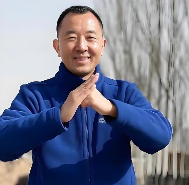 一次，县委书记陈行甲想找州委书记汇报工作，但州委书记一直不见他，后来终于见到了。