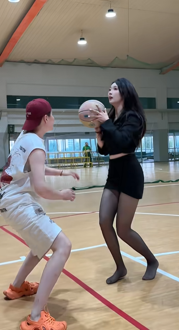 和闺蜜出来一起来打打篮球