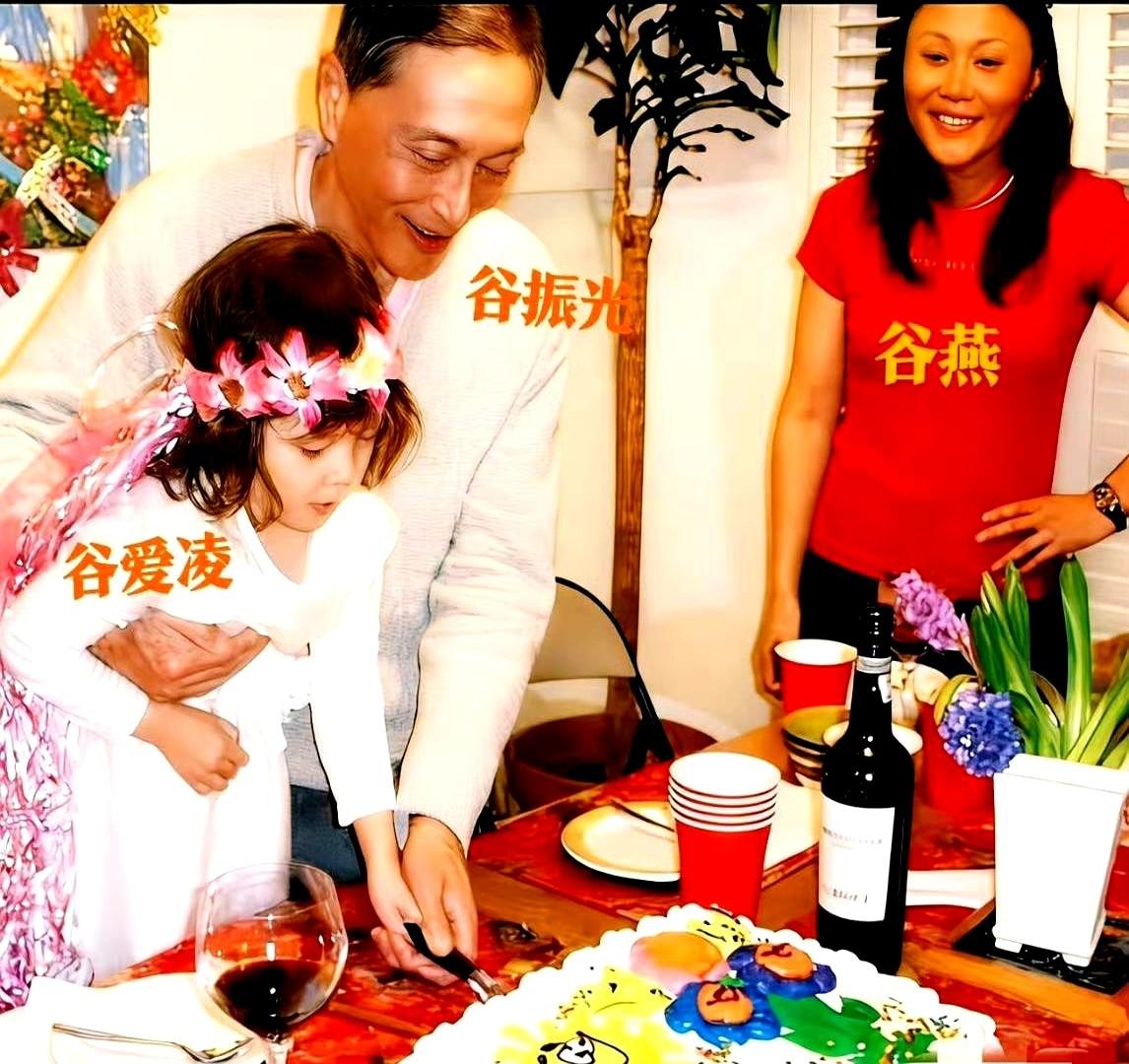 一张谷爱凌6岁时紧抱外公的照片火了，时间定格在2009年。照片里外公谷振光帅气儒