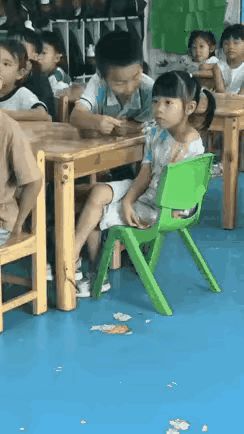 这小孩从小就懂事[捂脸哭][捂脸哭]