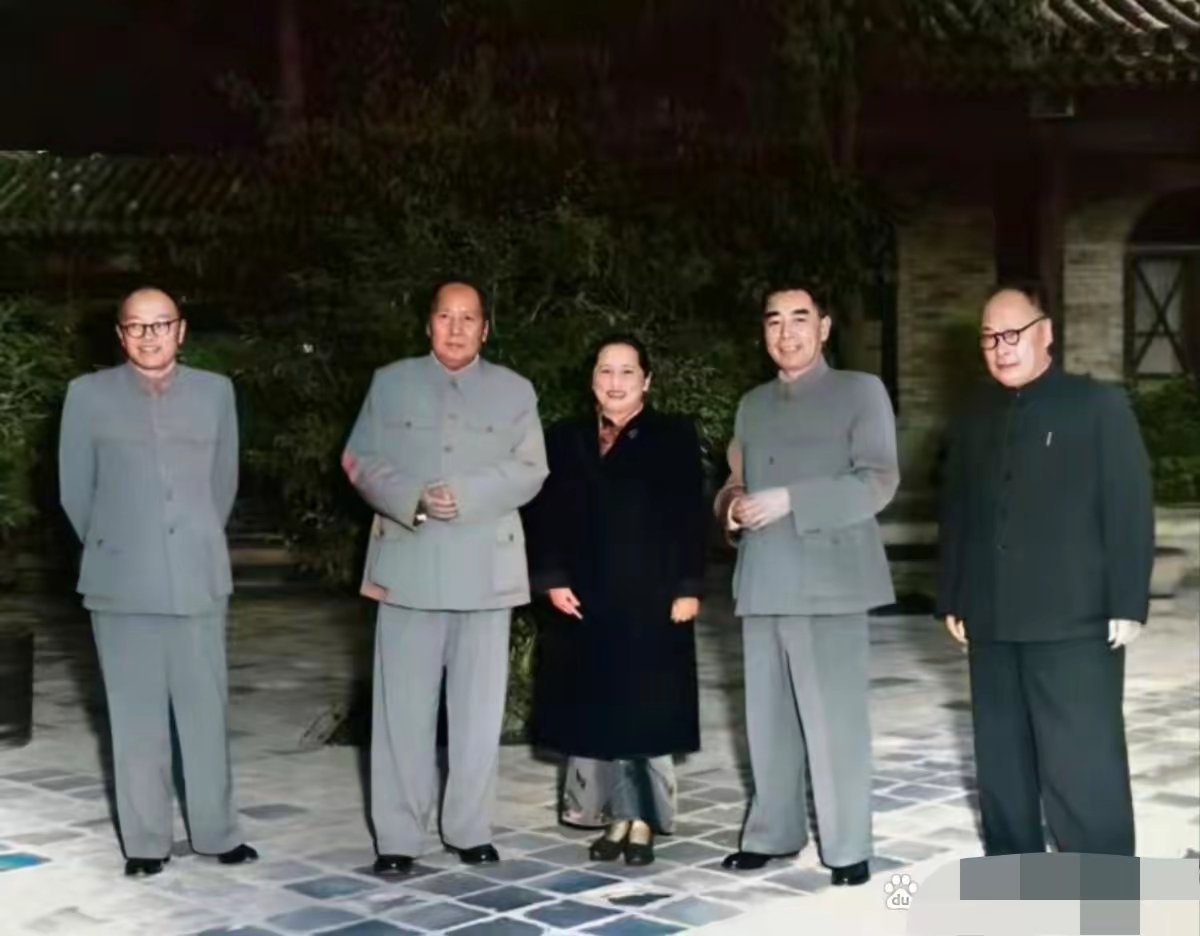 历史老照片一张:毛主席，宋庆龄，周恩来，陈毅。还有一位是？