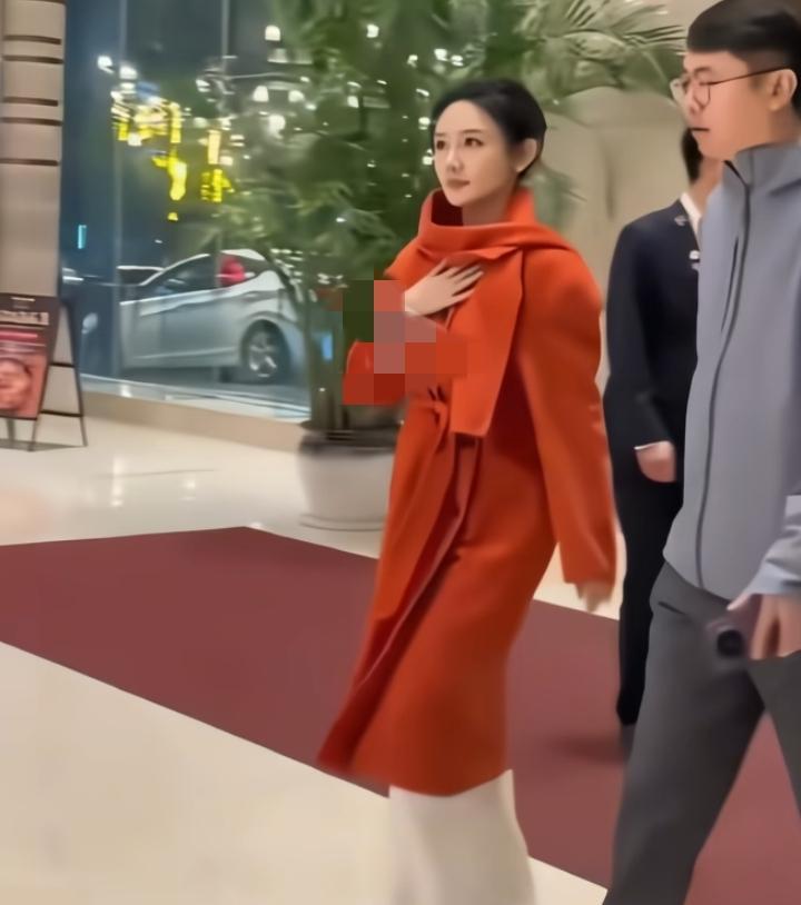 九零后美女主持，白天在央视一本正经普法，晚上在春晚分会场蹦迪。说的就是龙洋。