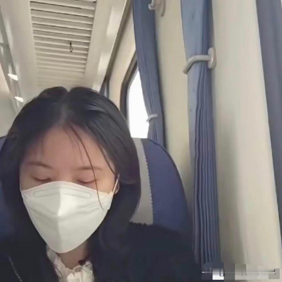 买张高铁票真的很难吗？也不知道这位小姐姐是真的来坐绿皮车呢，还是故意来拍段子呢？