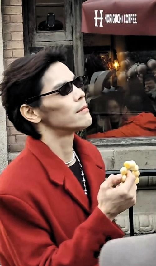 向佐那个被路人说“挺能装”后的阴沉表情，比他上任何演技大师课都值钱。它瞬间撕开