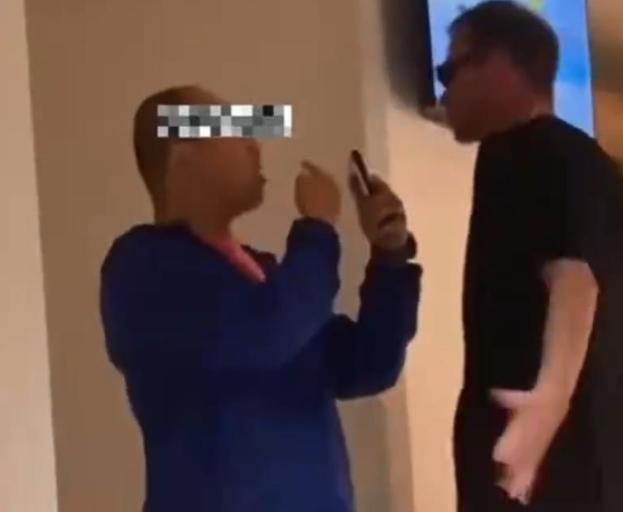 在中国撒野！老外叫嚣：你们管不着我！下秒就被按倒！这个老外想美了。在