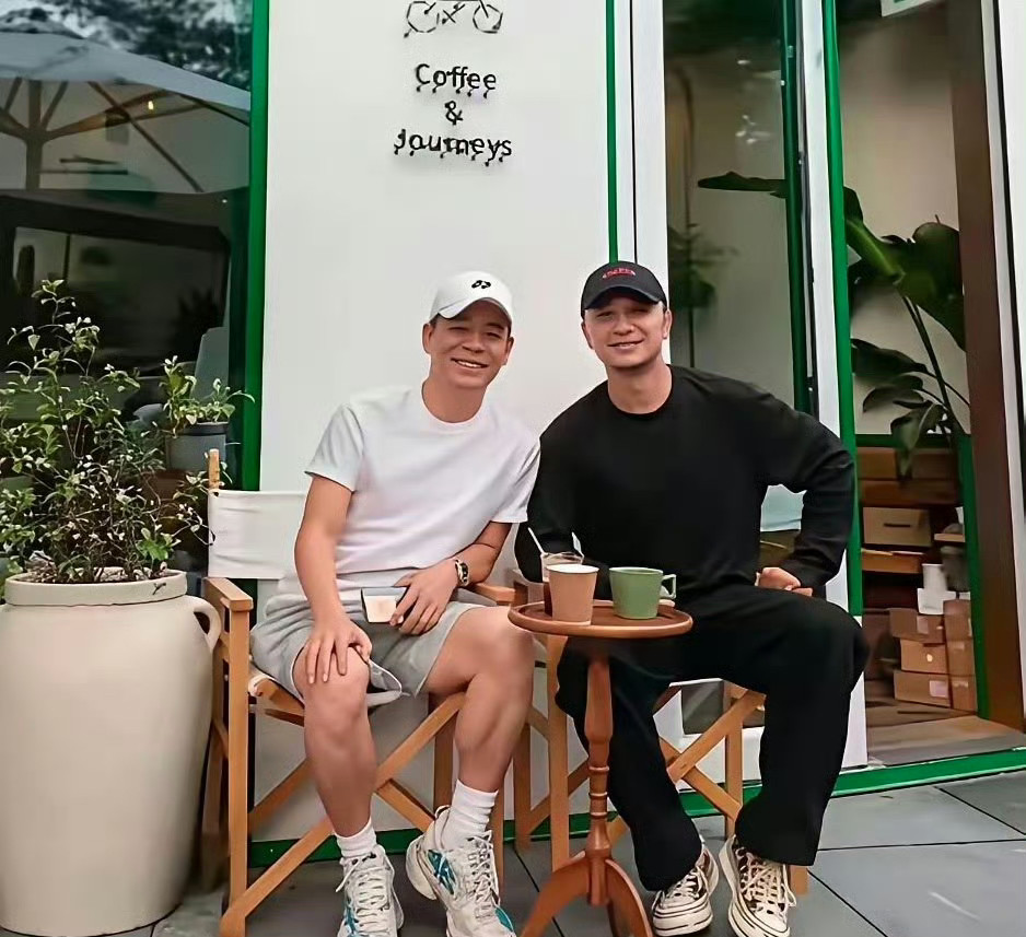 孙浩：小尼，三里屯也能撞上你？尼格买提：浩哥，我休一天，躲镜头躲这儿来了。孙浩：我58了，逛街不赶时