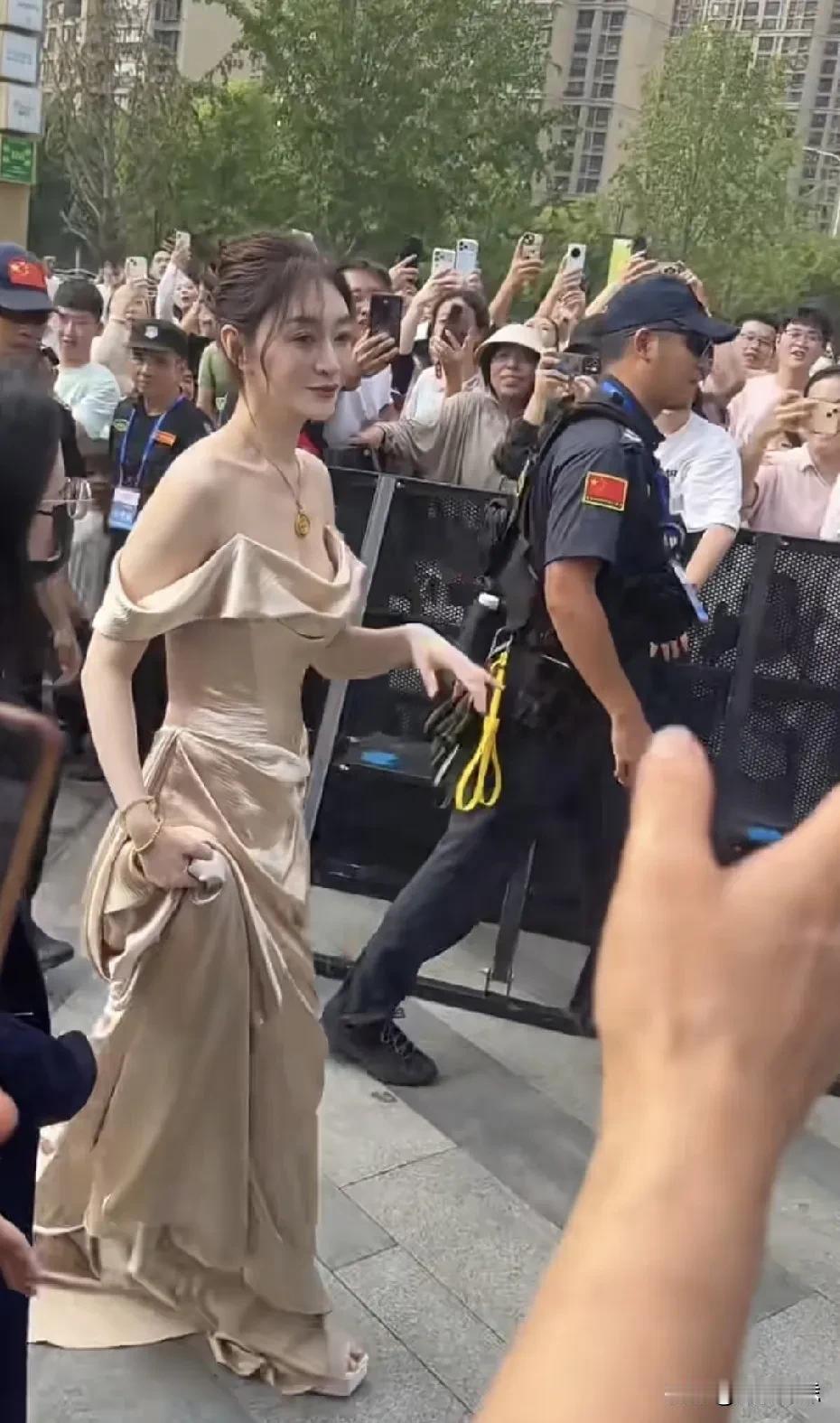50岁李小冉亮相活动，金色抹胸礼服造型引网友热议9月25日，李小冉出席活动，