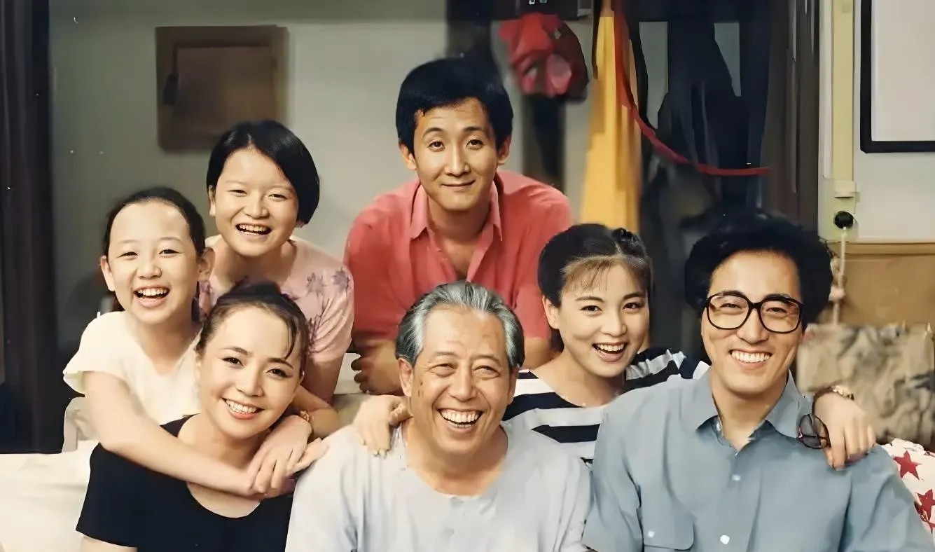 1993年，《我爱我家》开拍时的剧照。转眼间32年过去，照片中的7位，中