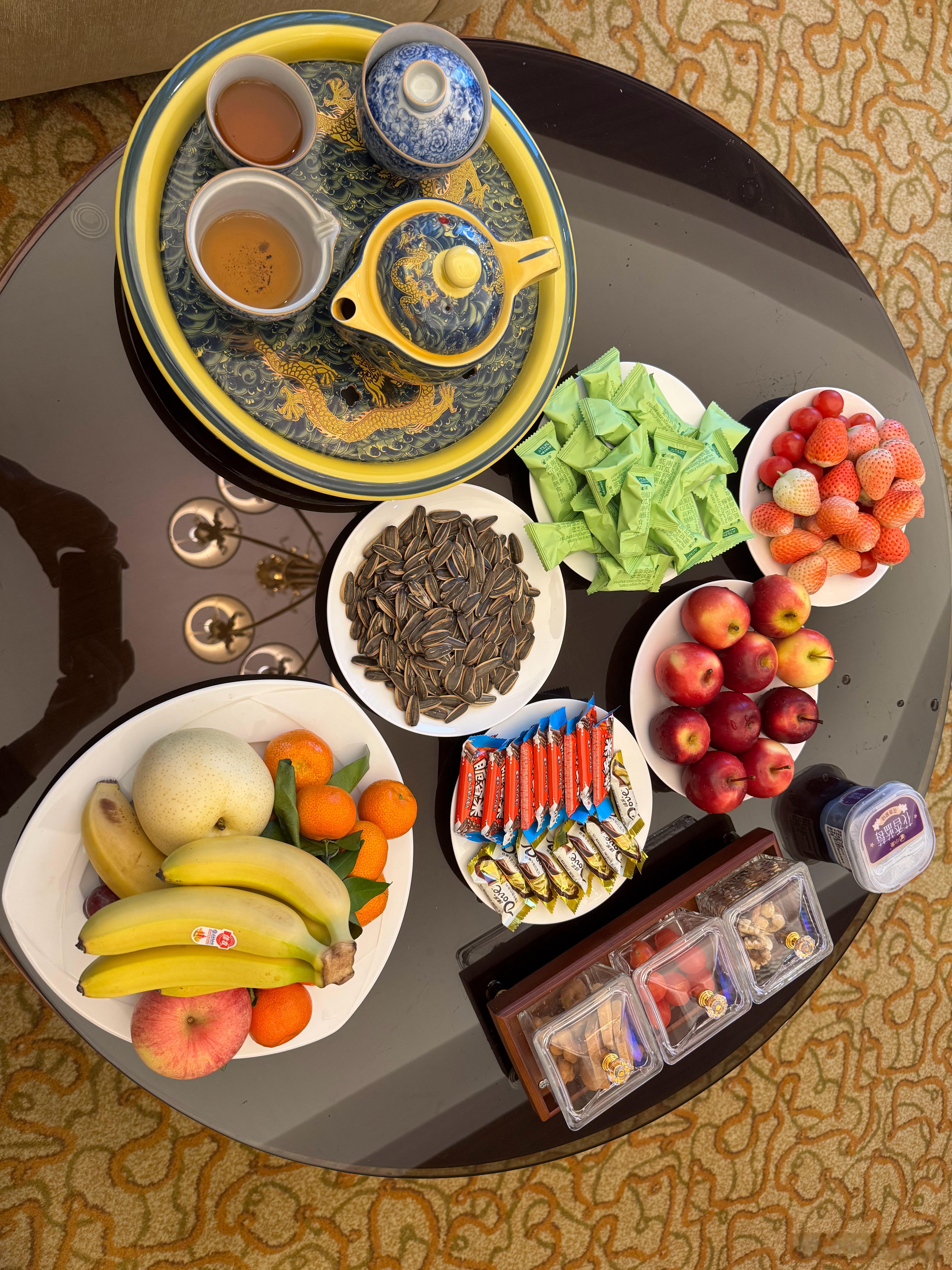 在外地过节，也得有气氛，下午茶先安排上，晚上再吃年夜饭