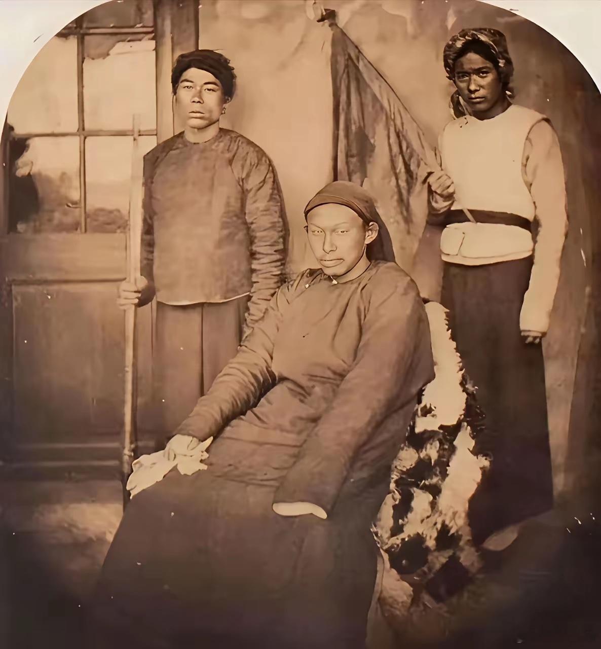 这张照片值得尊敬！唯一一张太平天国封王的照片，左臂残废，右手缺指，但眼神一看就不