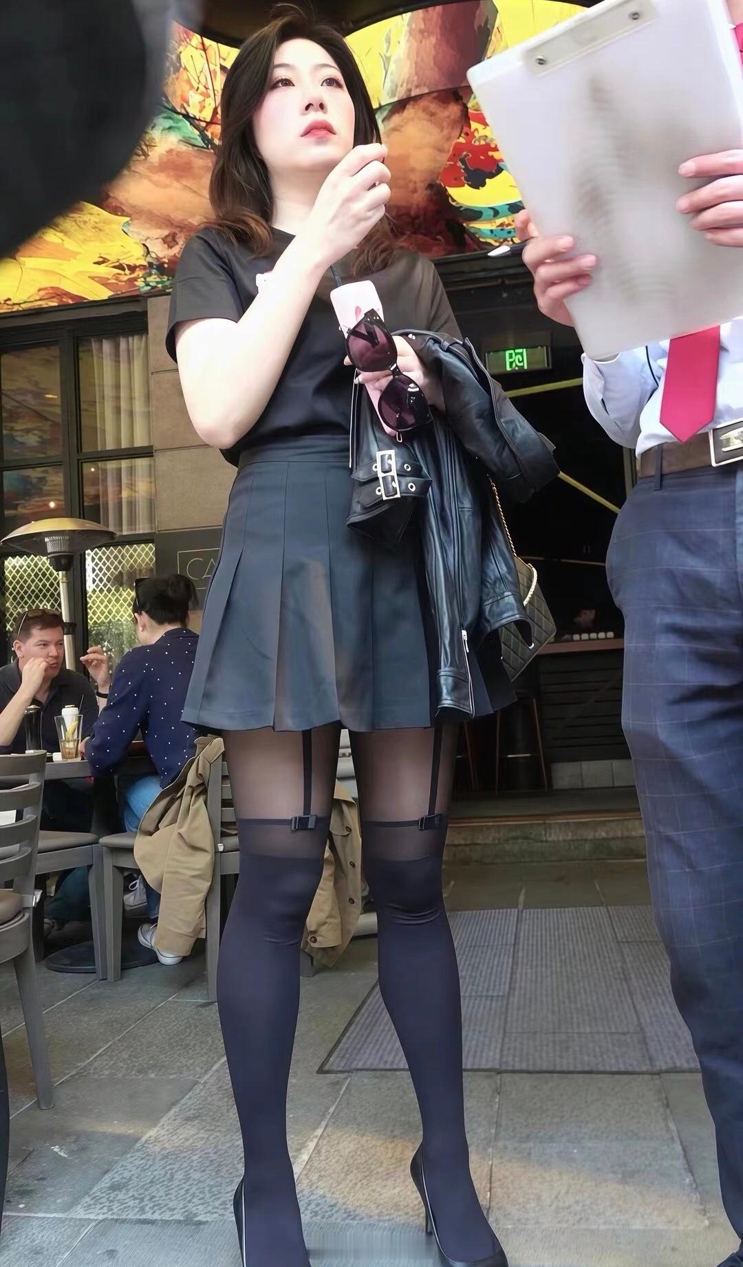 吊带黑丝街拍​​​
