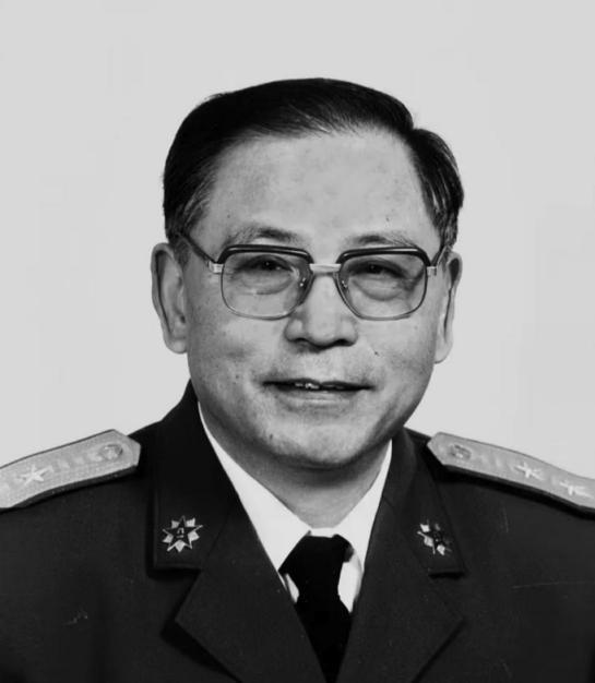 1950年，粟裕正在汇报工作，门突然被撞开。李克农冲进来，声音发颤：“粟裕同志，