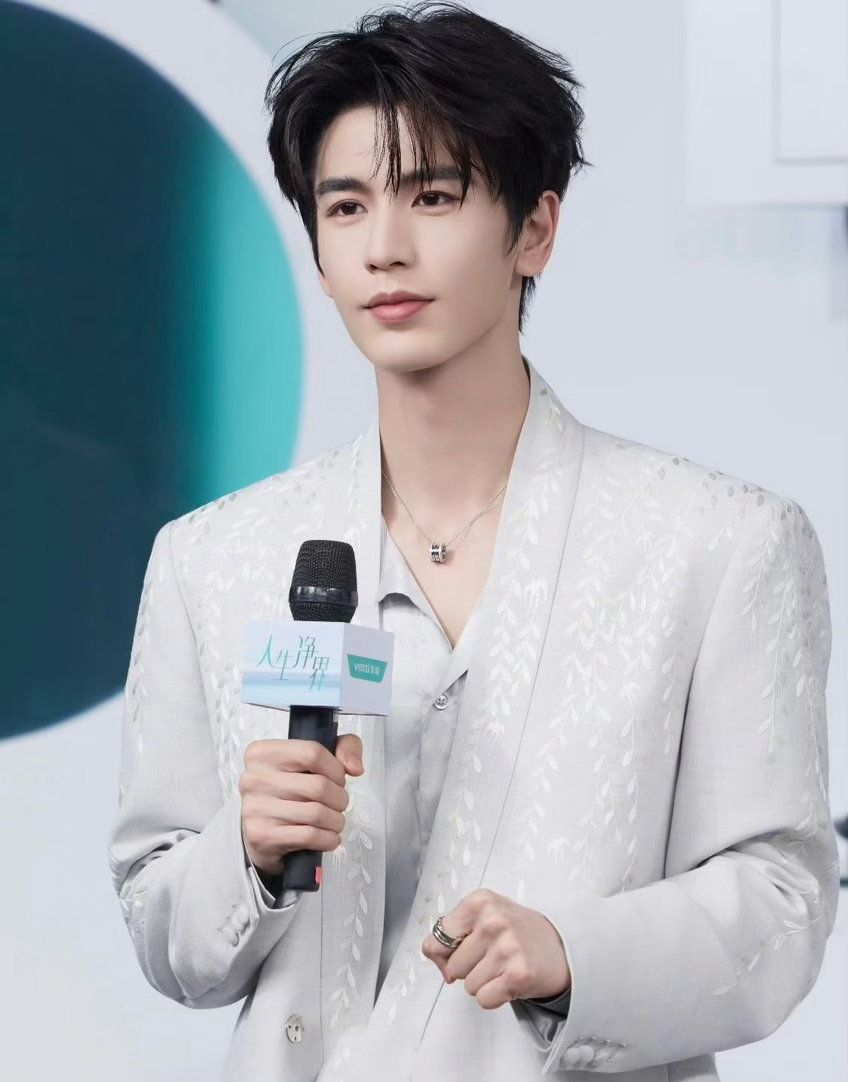 张凌赫素人时期照片还在更新谁懂啊！张凌赫素人时期的照片居然还能刷到新的，又憨又