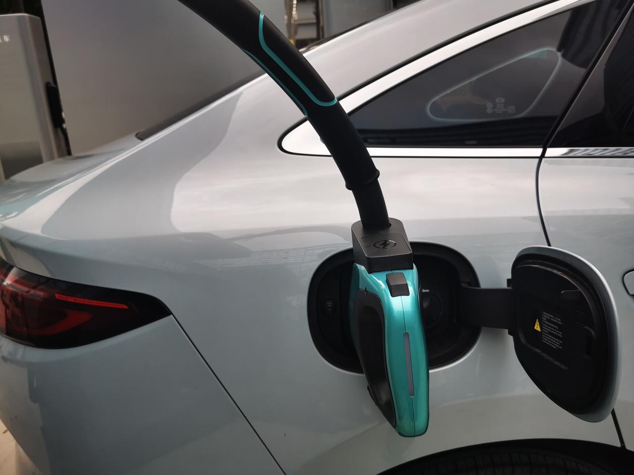 专门开了5公里去体验最近的比亚迪闪充站，原来闪充是这样用的。首先下载闪充APP