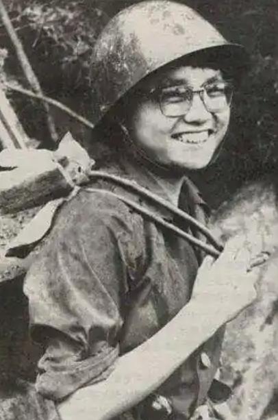 1987年，女军医刘亚玲过关卡时被哨兵拦住，要求她拿出通行证才能过去，结果她掏出