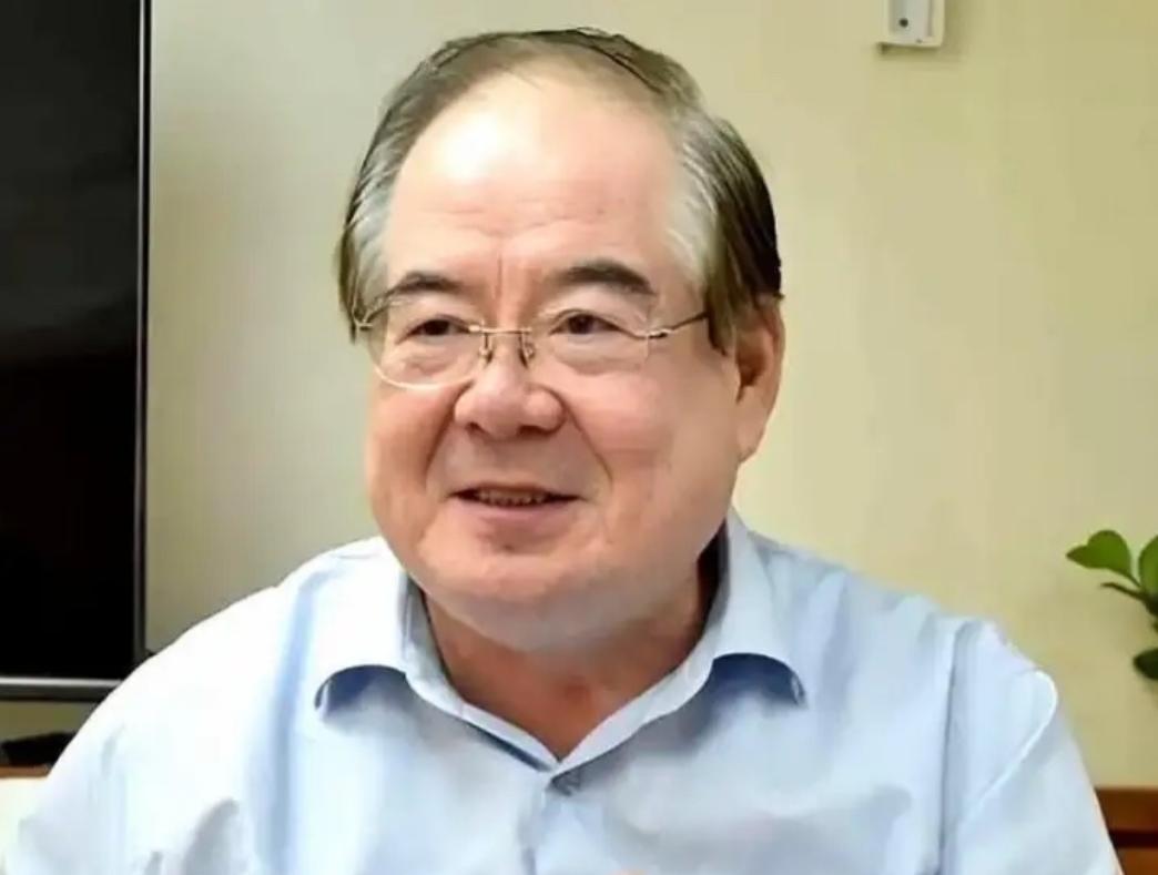 国民党副主席李乾龙，77岁了，前两天干了一件事：他死活不要人扶，自己一步一步，爬