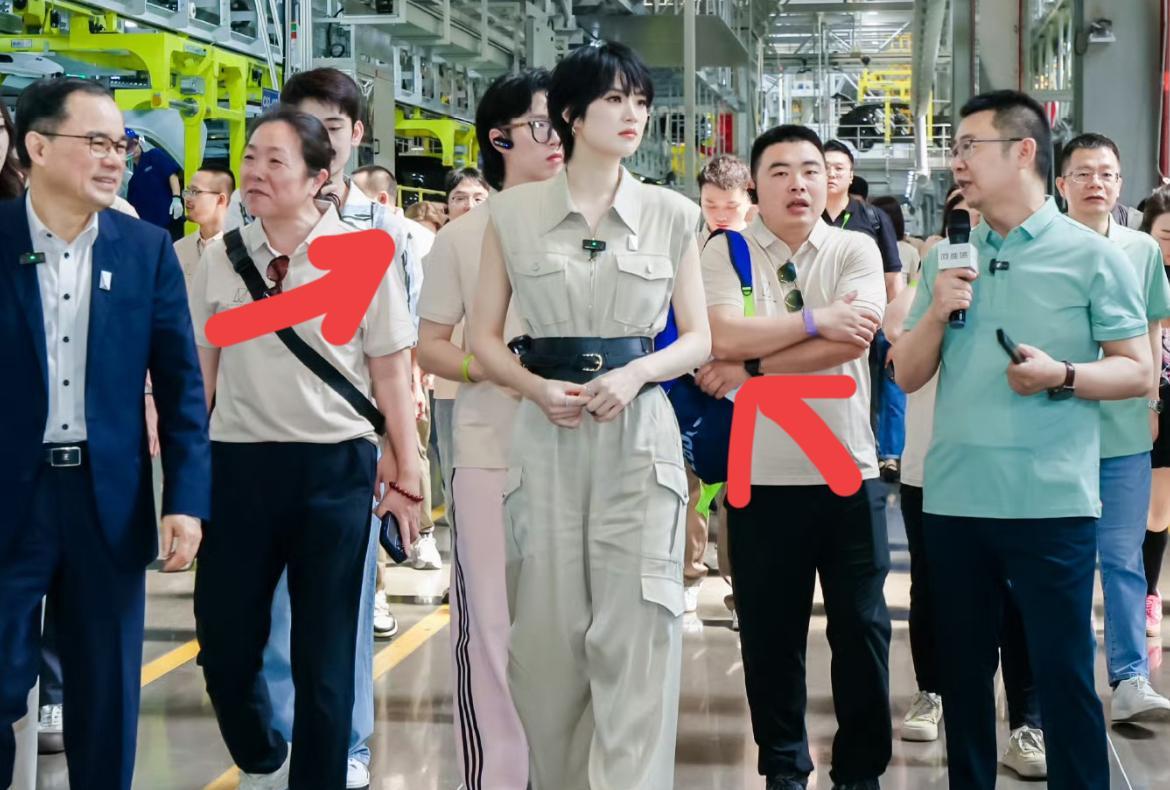 女生从小练舞真的太重要了！姚安娜一段去阿维塔车厂“打工”视频流出我终于明白，