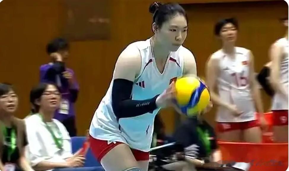 亚运会中国女排夺冠后，今年才18岁的年轻二传张籽萱，用一句“感谢教练重新信任我，