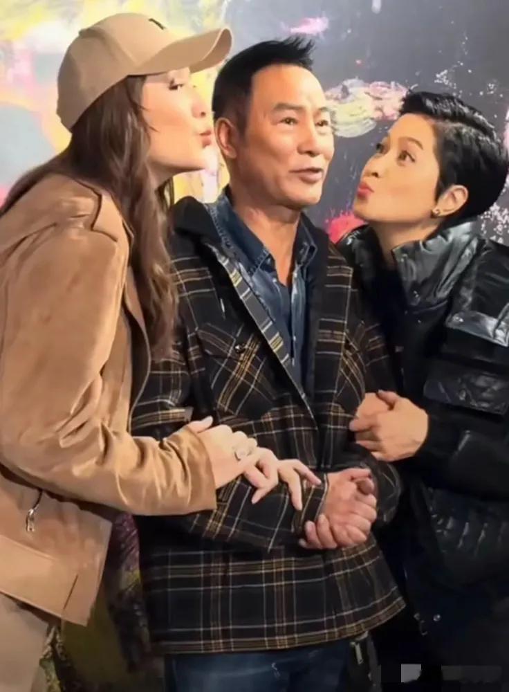 60岁邵美琪给任达华献吻还当众搂抱，最该夸的就是任达华老婆，不仅不吃醋，还一起献