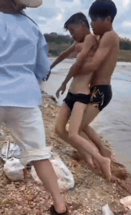 “人民日报都为他点赞！”广东廉江，一名男孩溺水沉底命悬一线，关键时刻，一个00后