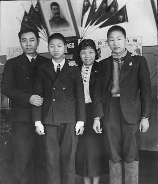 这是周总理和夫人邓颖超，以及毛岸英、毛岸青的真实样貌，都看看吧，周总理夫妇去看望