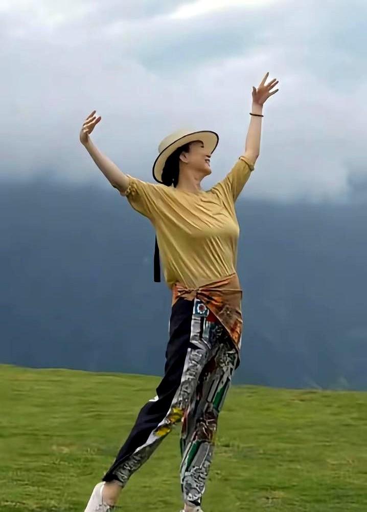 到了这个段位，穿搭真就成了身外之物。林青霞最近一套高级灰波波头造型，直接用一
