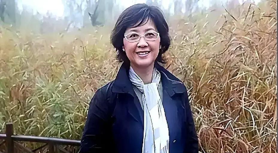 一张超市买菜图，把多少内娱明星的遮羞布给扯下来了。71岁的朱琳，白T牛仔裤