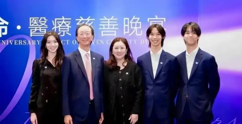 外人盼着这对相差26岁的夫妻散伙，一盼就是二十多年，可人家根本懒得搭理外头的风言