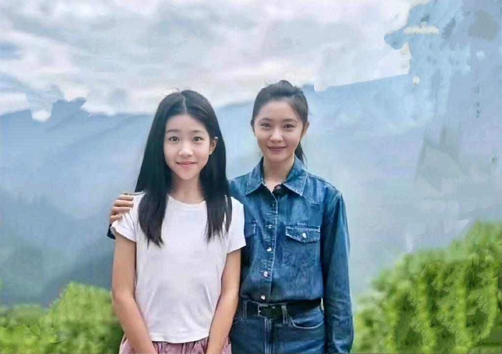 刘浩存和小女孩同框对比，头居然这么小！这下彻底看懂，头身比才是颜值氛围感的关键