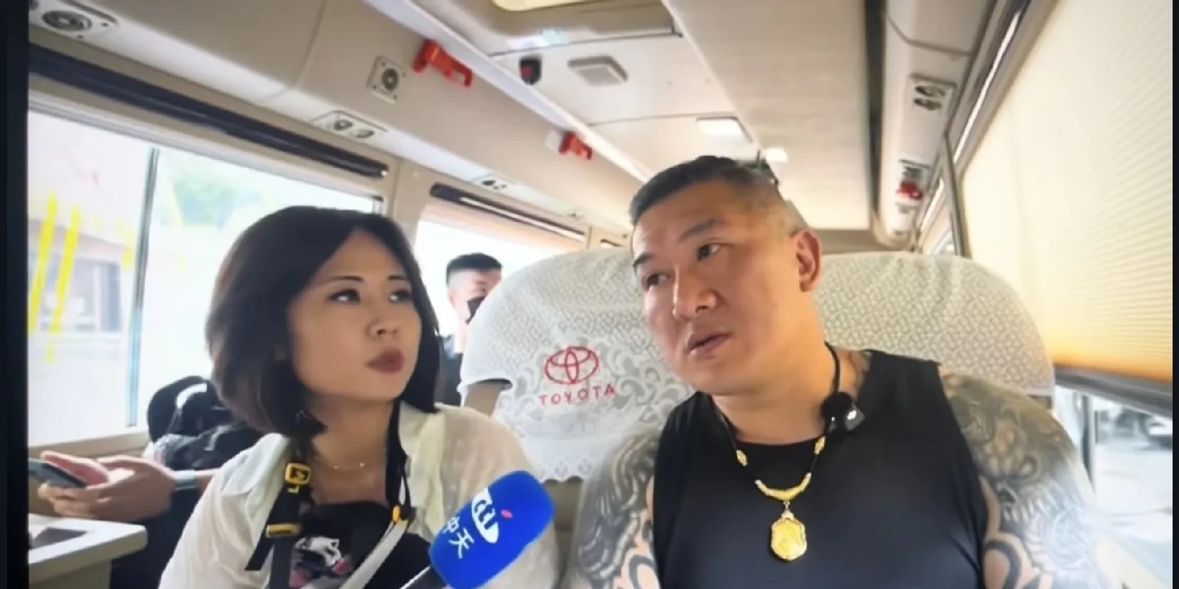 “馆长”今天刚放杭州，就发生了一件事。“馆长”一行人，从饭店出来，就又有一个穿米