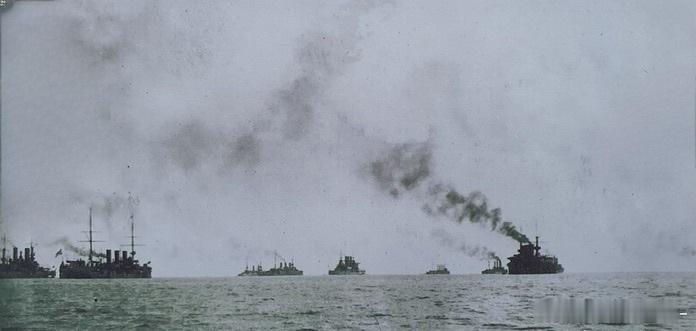 日俄战争爆发前最后一次进行舰队演习的沙俄海军太平洋舰队，拍摄于1904年1月底的