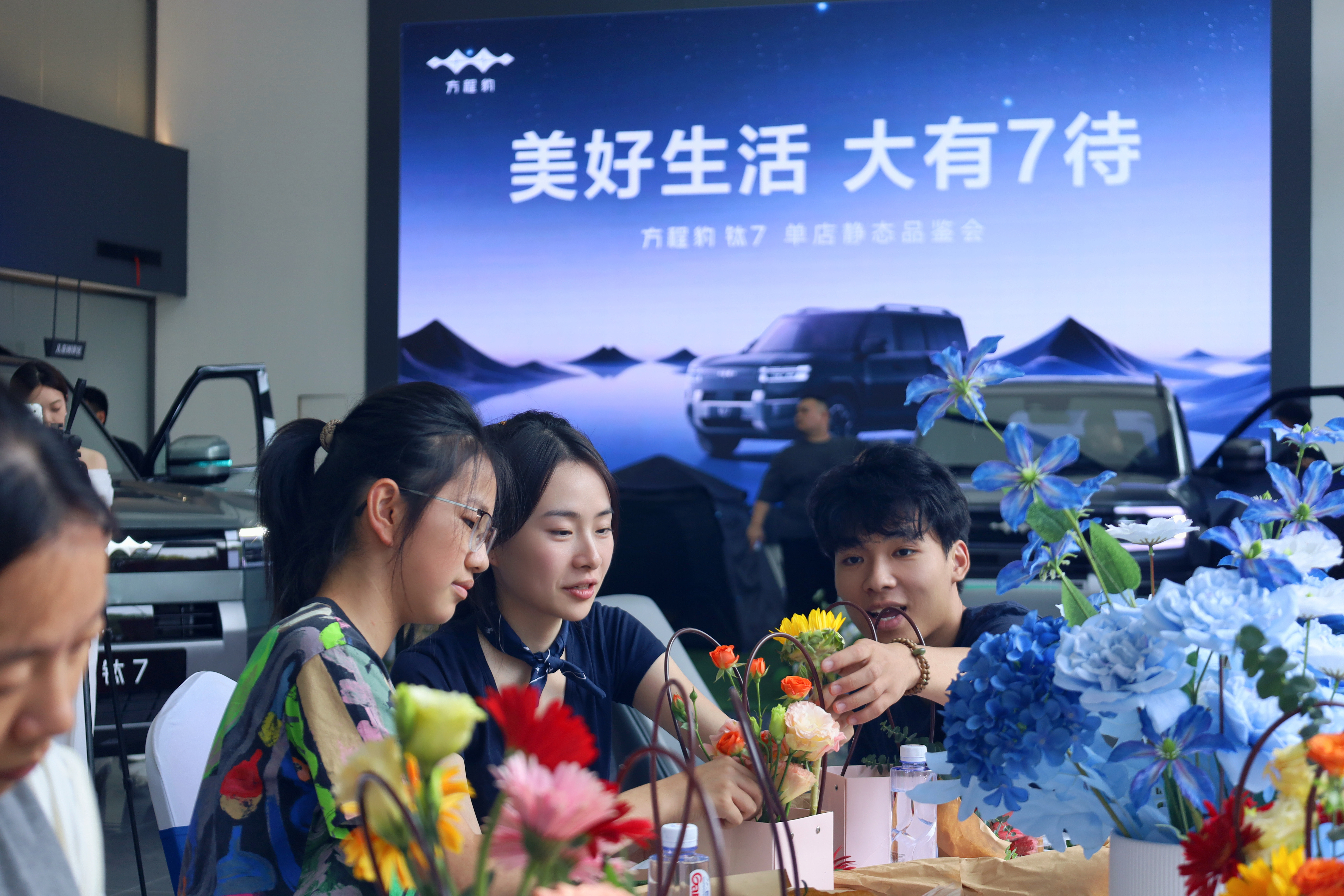 方程豹钛7正式到店了，入门版本配备：前双叉臂后五连杆悬架、高速爆胎辅助、以及天