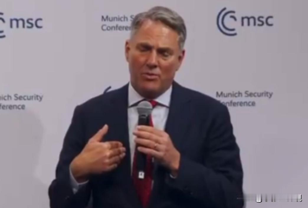 谁懂啊！见过离谱的，没见过这么离谱又打脸的名场面！澳国防部长理查德·马尔斯