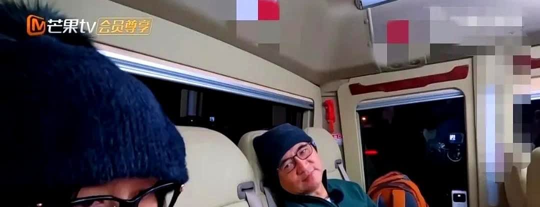 胡静非常担心的对儿子说：“你要外公按时吃药，他现在谁都讲他都不听的。”刚