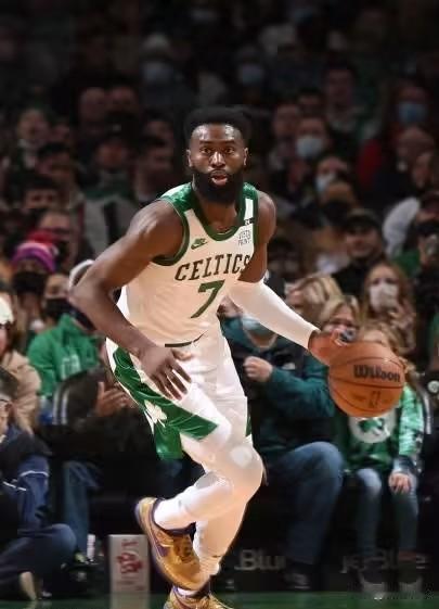 双人得分30+绿军“打沉”快船！凯尔特人121：118险胜快船，看看球员数据，谁