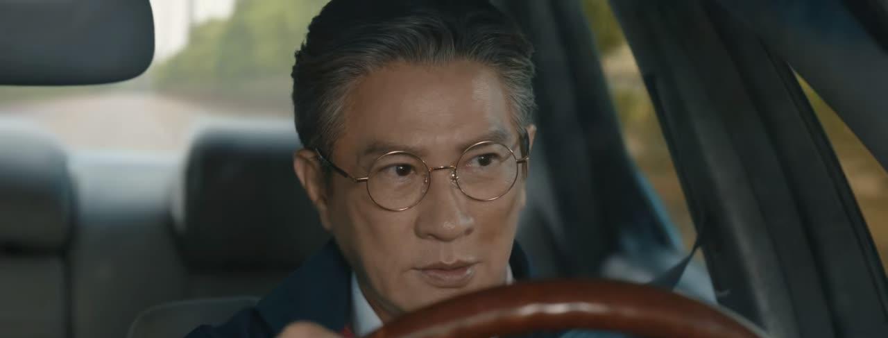 几句话给你介绍这部我觉得称得上“史诗级巨作”的电视剧。它讲述的是一个父亲维护儿
