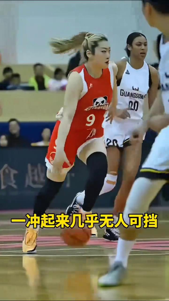 战神李梦这身材在女篮中也是一顶一的，微微一笑很甜美。这壮实的体格不愧是中国的勒布