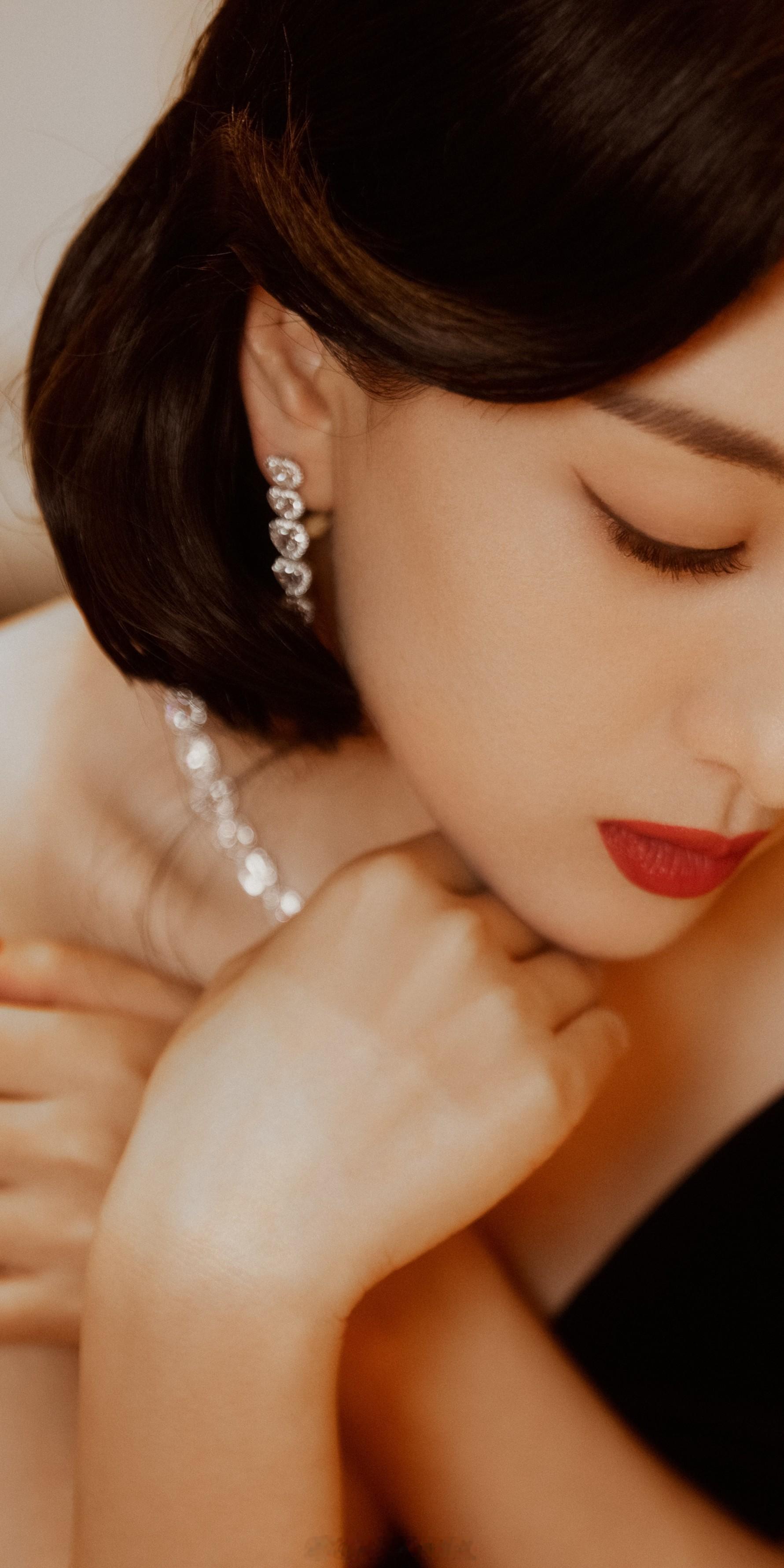 马苏复古名伶红唇黑裙造型