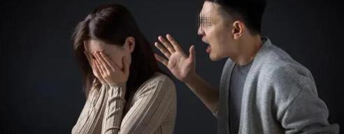 湖北武汉，女大学生在酒吧玩了一宿，第二天早上回到住处后，与男友发生争吵，二人在拉