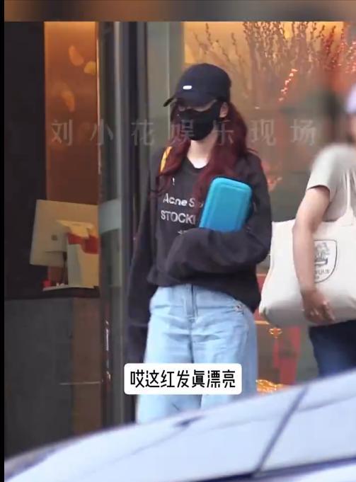 刘诗诗和好友聚餐刘大锤曝刘诗诗回北京第一件事就是在助理（女）的陪同下与好友约饭