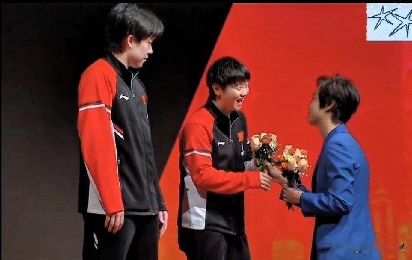 恭喜孙颖莎/王楚钦拿到混双亚军，莎莎一看亚军是大魔王张怡宁颁发奖杯，立刻笑没了眼